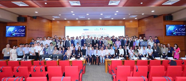 C&aacute;c đại biểu v&agrave; b&aacute;o c&aacute;o vi&ecirc;n tại hội nghị.