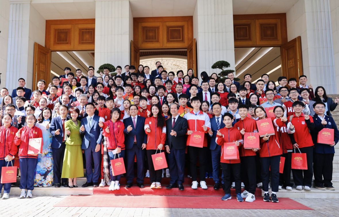 Thủ tướng Phạm Minh Chính và các em học sinh đoạt giải tại các kỳ thi quốc tế năm 2025 Thủ tướng Phạm Minh Chính và các em học sinh đoạt giải tại các kỳ thi quốc tế năm 2025