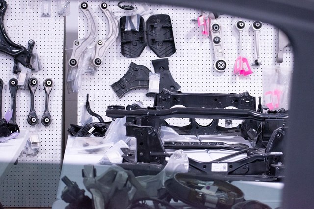 Chuyên gia Mỹ bóc tách xe Trung Quốc, giải thích vì sao giá rẻ: dùng băng dính thay cho nam châm đất hiếm giá cao - Ảnh 2