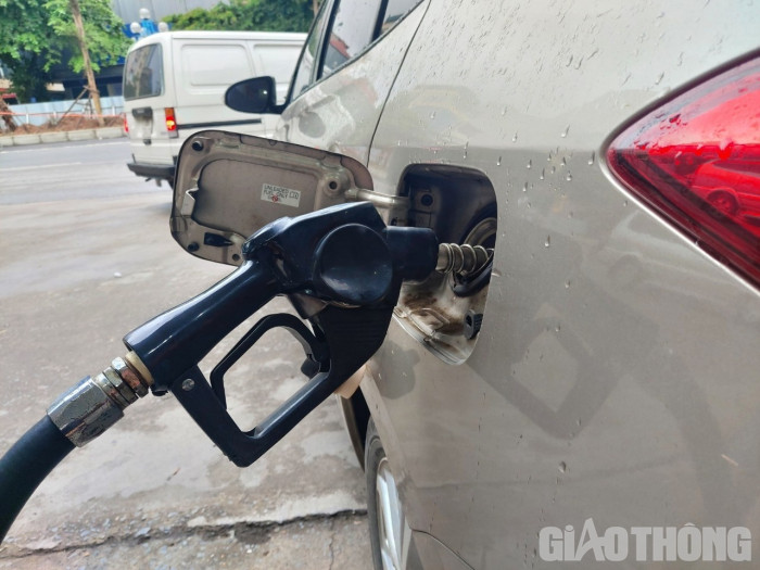 Giá xăng E5 RON 92 hiện bán ở mức 27.460 đồng mỗi lít, xăng RON 95 ngưỡng 28.430 đồng mỗi lít...