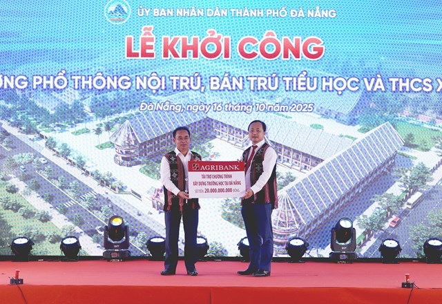 Đồng ch&iacute; T&ocirc; Huy Vũ - B&iacute; thư Đảng ủy, Chủ tịch HĐTV đ&atilde; trao tặng 20 tỷ đồng t&agrave;i trợ &ldquo;Chương tr&igrave;nh x&acirc;y dựng trường học tại Đ&agrave; Nẵng&rdquo;