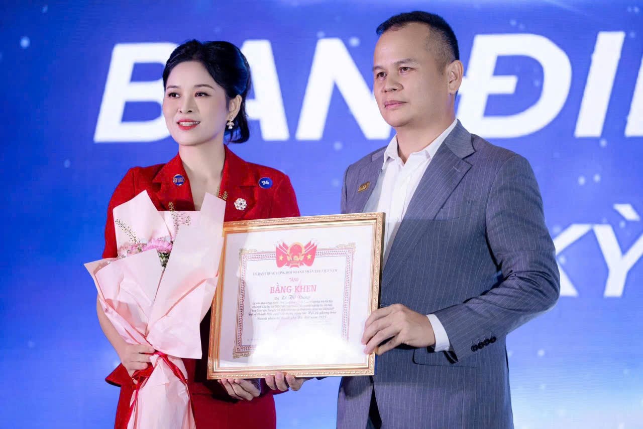 Chủ tịch L&ecirc; Dung nhận bằng khen của Trung ương Hội DNT Việt Nam.