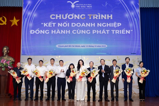 PGS.TS.L&ecirc; Tuấn Anh &ndash; B&iacute; thư Đảng ủy, Chủ tịch Hội đồng Trường; TS. Đo&agrave;n Ngọc Xu&acirc;n &ndash; Hiệu trưởng trao hoa ch&uacute;c mừng v&agrave; tri &acirc;n c&aacute;c doanh nghiệp, đối t&aacute;c đ&atilde; đồng h&agrave;nh c&ugrave;ng nh&agrave; trường