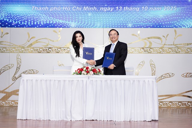 Đo&agrave;n Ngọc Xu&acirc;n &ndash; Hiệu trưởng v&agrave; b&agrave; Trần Thị Tr&uacute;c Phương Chủ tịch C&ocirc;ng ty Cổ phần Tập đo&agrave;n VELORA k&yacute; kết c&aacute;c bản ghi nhớ hợp t&aacute;c (MOU)