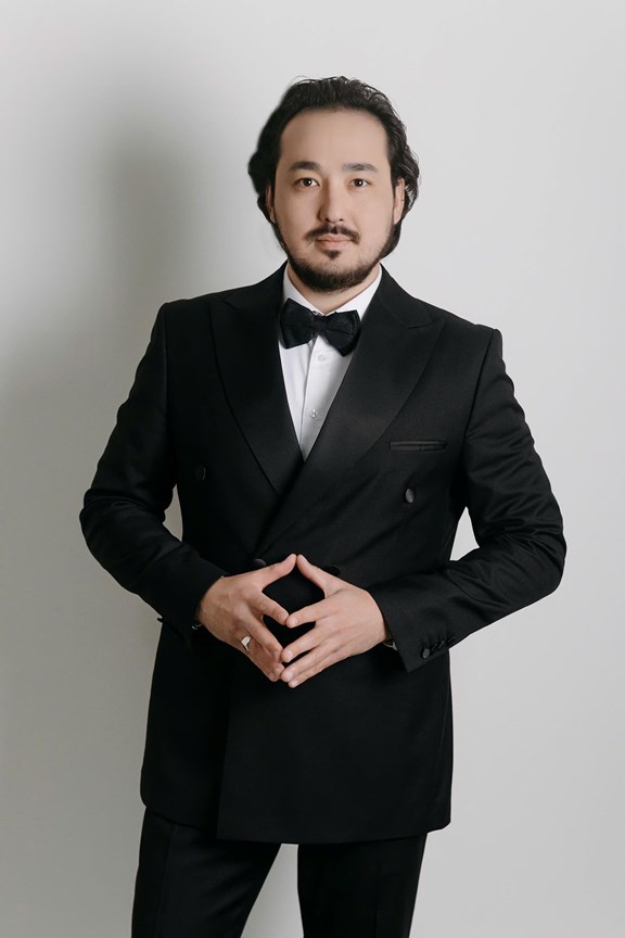 Nghệ sĩ Rassul Zharmagambetov - nam trung (baritone) l&agrave; gương mặt nổi bật của opera Kazakhstan. &nbsp;