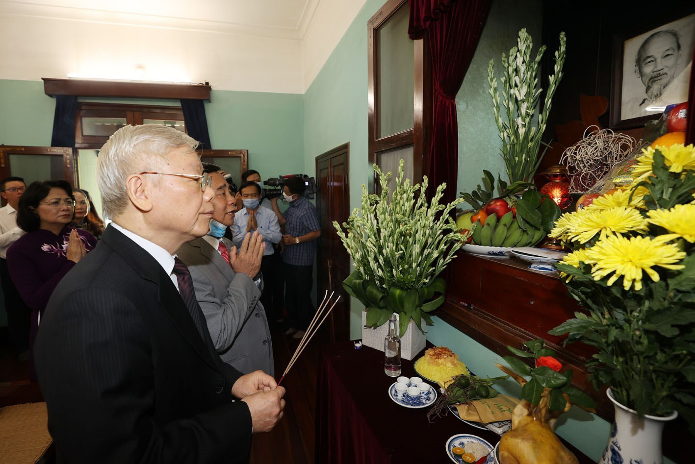 Tổng bí thư, Chủ tịch nước Nguyễn Phú Trọng dâng hương tưởng niệm Chủ tịch Hồ Chí Minh - Ảnh: TTXVN