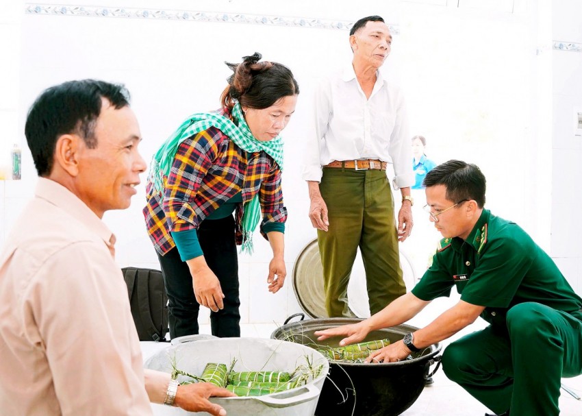 Ấm áp phong trào “Bánh chưng ngày Tết” ở Đồn Biên phòng Tống Lê Chân (Tây Ninh)