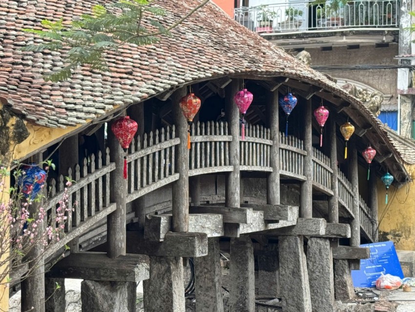 Cầu ngói dáng rồng trên 500 tuổi hút khách đến checkin dịp Tết Bính Ngọ Cầu ngói dáng rồng trên 500 tuổi hút khách đến checkin dịp Tết Bính Ngọ