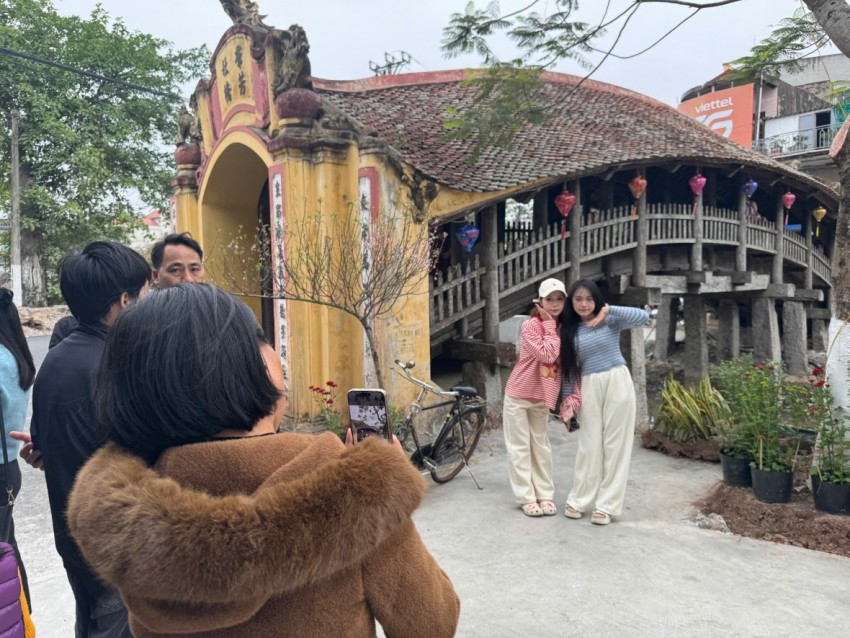 Cầu ngói dáng rồng trên 500 tuổi hút khách đến checkin dịp Tết Bính Ngọ Cầu ngói dáng rồng trên 500 tuổi hút khách đến checkin dịp Tết Bính Ngọ