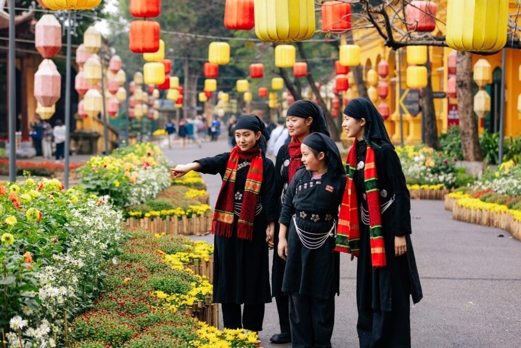 Đường hoa Tết diễn ra đến hết mùng 6 tháng Giêng năm Bính Ngọ. Đường hoa Tết diễn ra đến hết mùng 6 tháng Giêng năm Bính Ngọ.