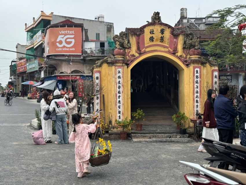 Cầu ngói dáng rồng trên 500 tuổi hút khách đến checkin dịp Tết Bính Ngọ