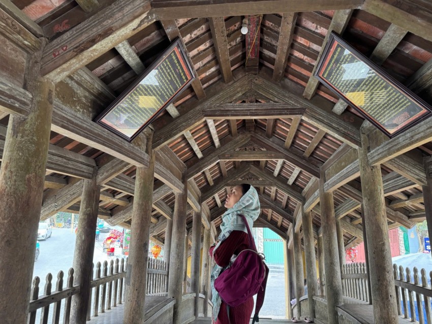 Cầu ngói dáng rồng trên 500 tuổi hút khách đến checkin dịp Tết Bính Ngọ Cầu ngói dáng rồng trên 500 tuổi hút khách đến checkin dịp Tết Bính Ngọ