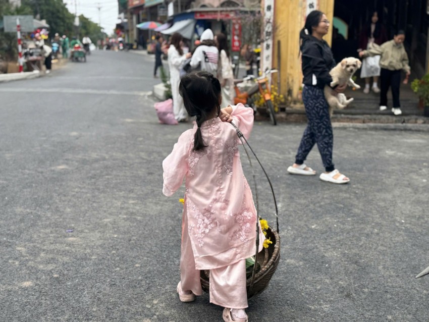 Cầu ngói dáng rồng trên 500 tuổi hút khách đến checkin dịp Tết Bính Ngọ