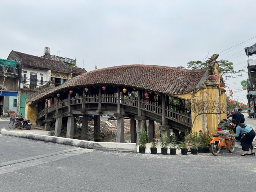 Cầu ngói dáng rồng trên 500 tuổi hút khách đến checkin dịp Tết Bính Ngọ Cầu ngói dáng rồng trên 500 tuổi hút khách đến checkin dịp Tết Bính Ngọ