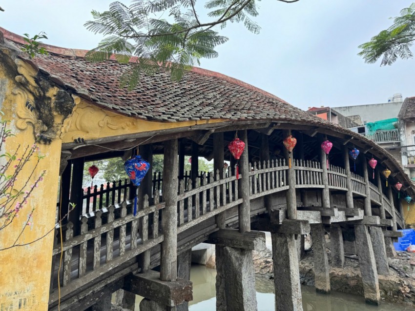 Cầu ngói dáng rồng trên 500 tuổi hút khách đến checkin dịp Tết Bính Ngọ Cầu ngói dáng rồng trên 500 tuổi hút khách đến checkin dịp Tết Bính Ngọ