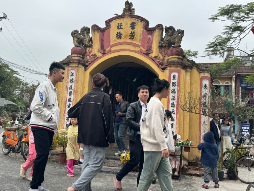 Cầu ngói dáng rồng trên 500 tuổi hút khách đến checkin dịp Tết Bính Ngọ