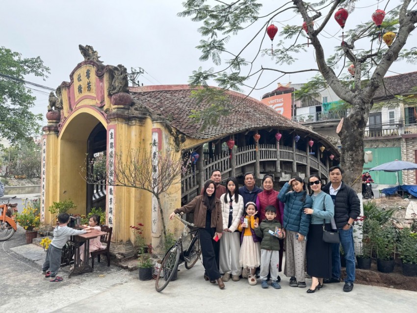 Cầu ngói dáng rồng trên 500 tuổi hút khách đến checkin dịp Tết Bính Ngọ Cầu ngói dáng rồng trên 500 tuổi hút khách đến checkin dịp Tết Bính Ngọ