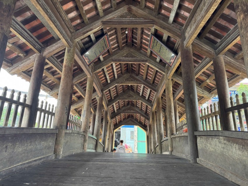 Cầu ngói dáng rồng trên 500 tuổi hút khách đến checkin dịp Tết Bính Ngọ Cầu ngói dáng rồng trên 500 tuổi hút khách đến checkin dịp Tết Bính Ngọ