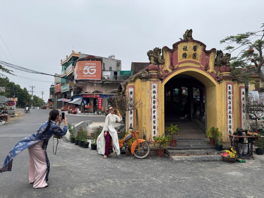 Cầu ngói dáng rồng trên 500 tuổi hút khách đến checkin dịp Tết Bính Ngọ