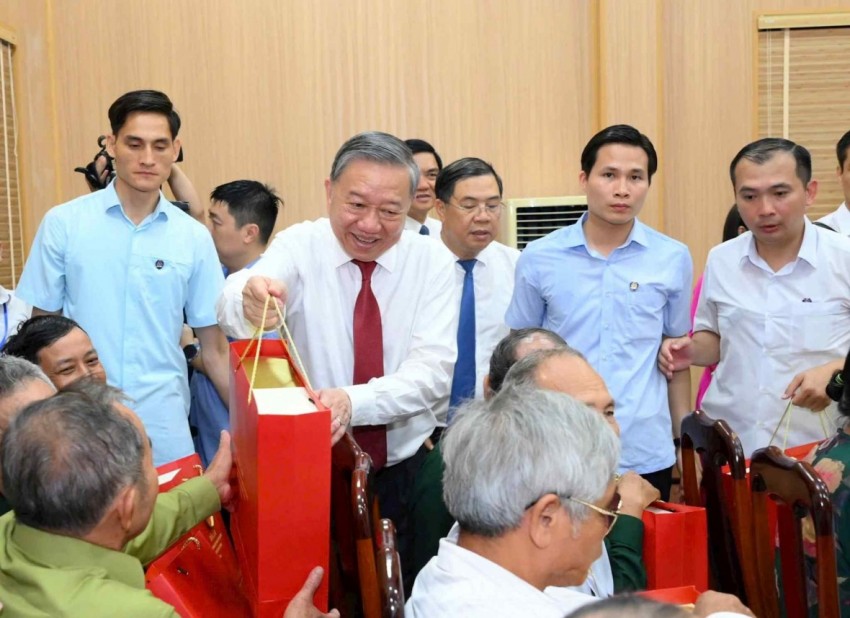 Đảng, Nhà nước tặng quà nhân dịp Đại hội Đảng 14 và Tết Nguyên đán Tổng Bí thư Tô Lâm tặng quà cho người có công, gia đình chính sách huyện Nam Đàn. Ảnh: Thành Cường