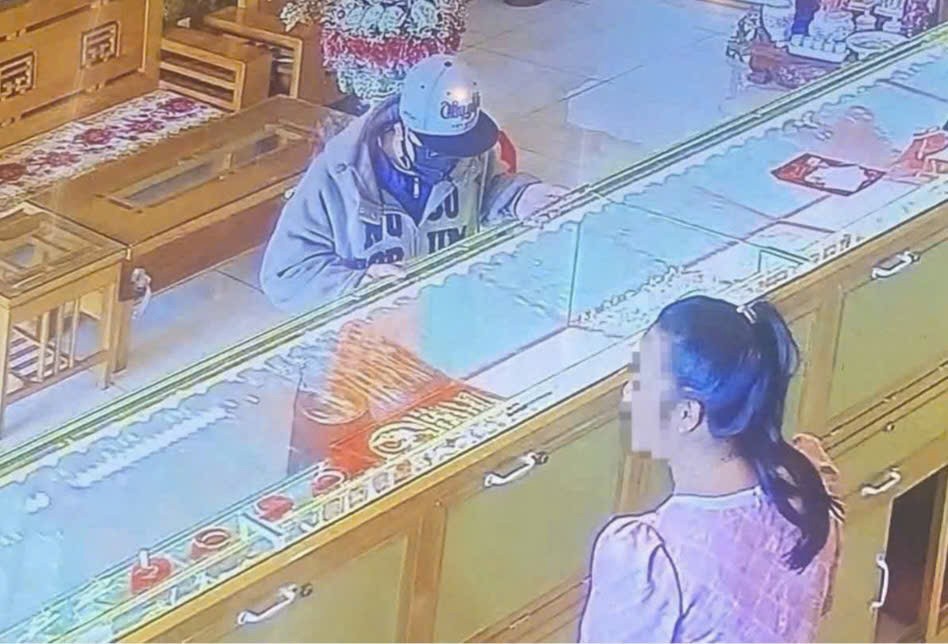 Bắt giữ nghi phạm cướp tiệm vàng chợ Nhân Cơ khi đang tìm cách trốn sang Lào Bắt giữ nghi phạm cướp tiệm vàng chợ Nhân Cơ khi đang tìm cách trốn sang Lào