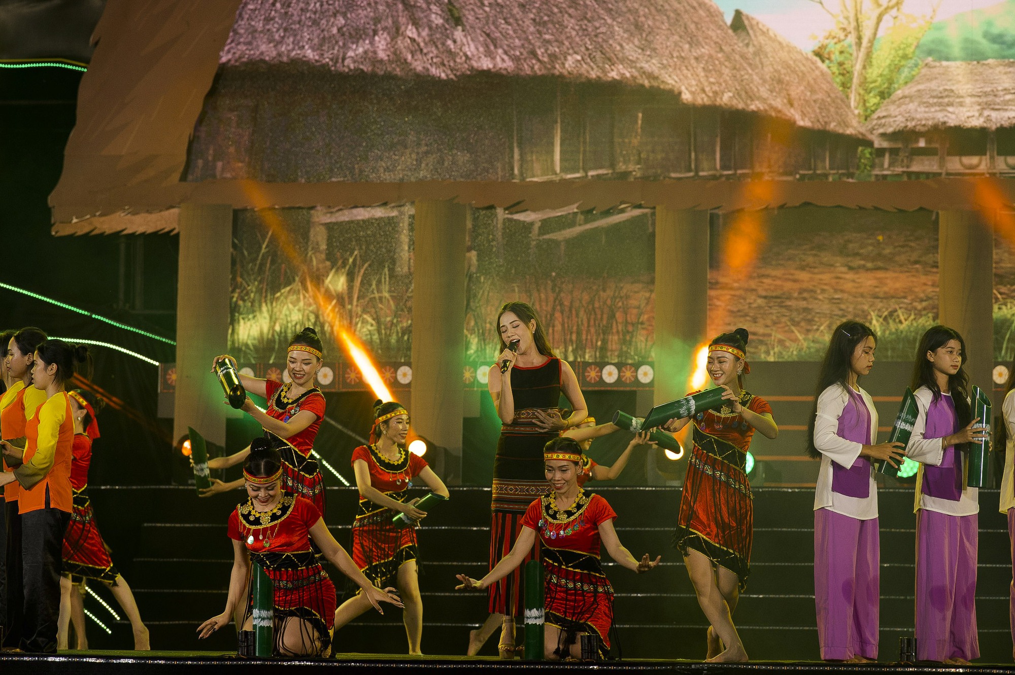 Khai mạc Ngày hội Văn hóa Thể thao và Du lịch các huyện miền núi Quảng Nam lần thứ XX - Ảnh 5. Khai mạc Ngày hội Văn hóa Thể thao và Du lịch các huyện miền núi Quảng Nam lần thứ XX - Ảnh 5.