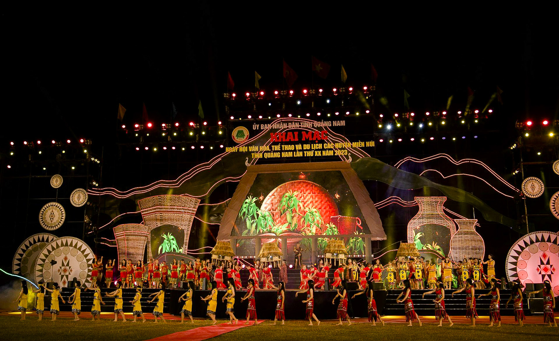 Khai mạc Ngày hội Văn hóa Thể thao và Du lịch các huyện miền núi Quảng Nam lần thứ XX - Ảnh 3. Khai mạc Ngày hội Văn hóa Thể thao và Du lịch các huyện miền núi Quảng Nam lần thứ XX - Ảnh 3.