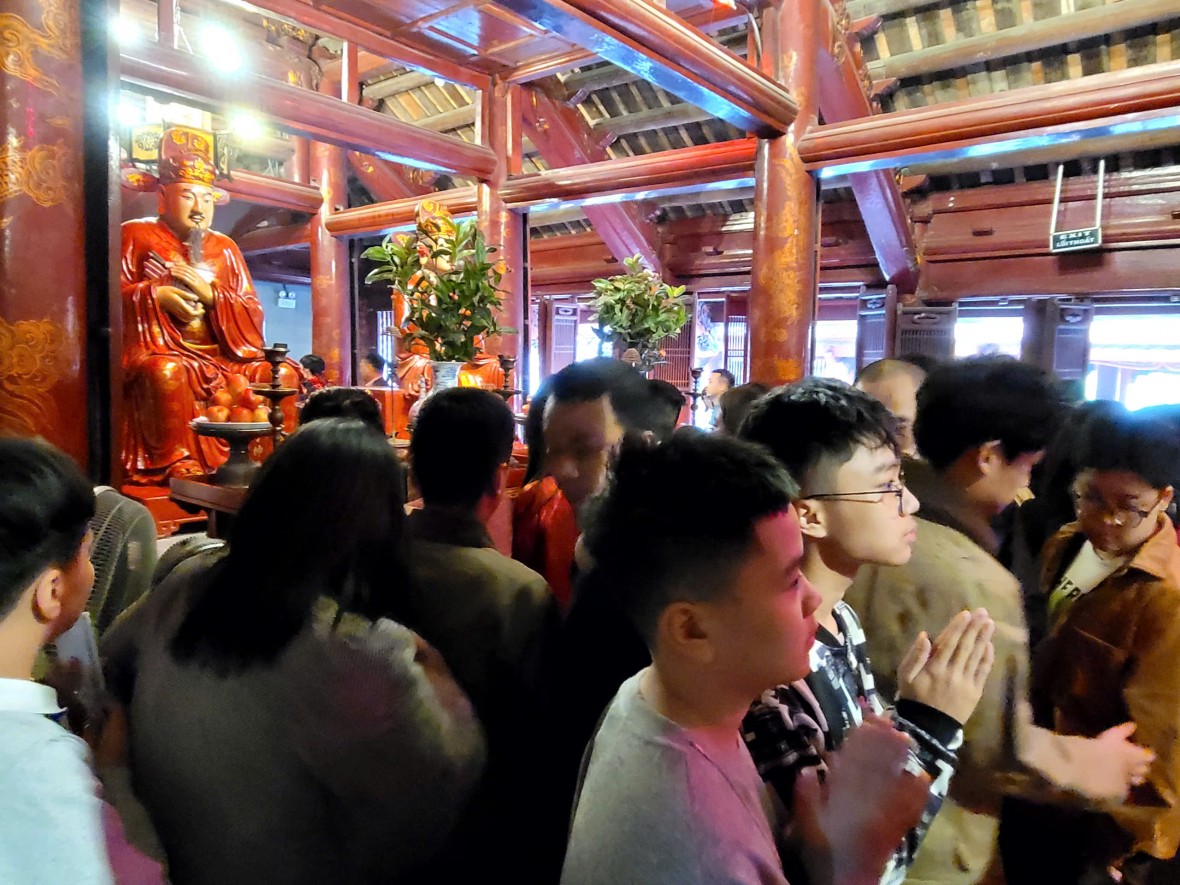 Biển người tới du xuân, xin chữ tại Văn Miếu chiều mùng 2 tết Biển người tới du xuân, xin chữ tại Văn Miếu chiều mùng 2 tết