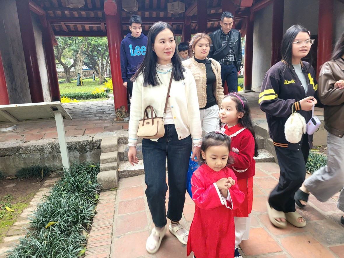 Biển người tới du xuân, xin chữ tại Văn Miếu chiều mùng 2 tết Biển người tới du xuân, xin chữ tại Văn Miếu chiều mùng 2 tết