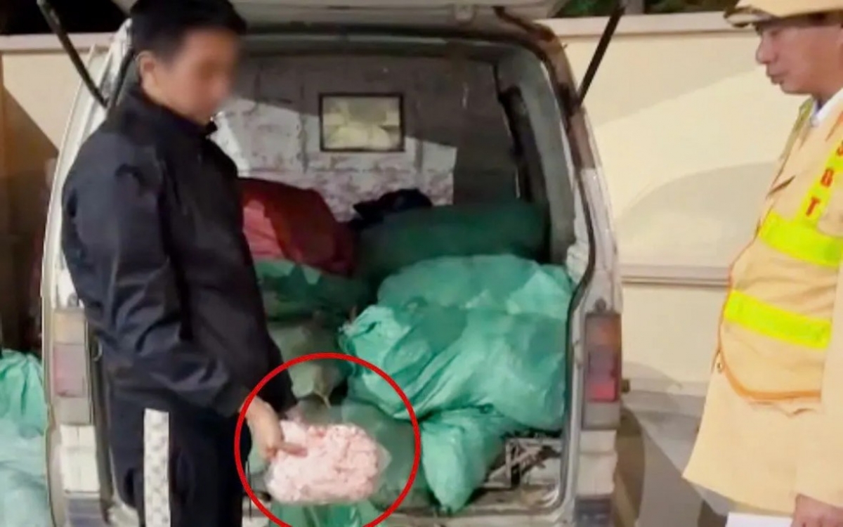 Phát hiện gần 1 tấn chân gà hôi thối đang trên đường vào nội thành Hà Nội