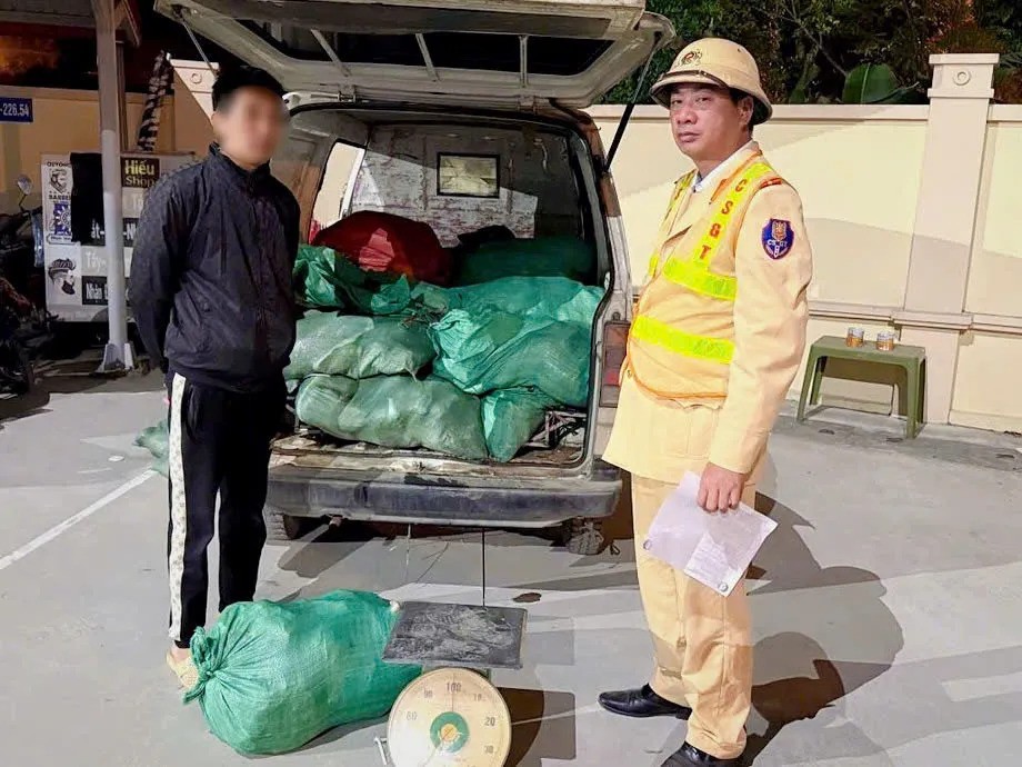 Phát hiện gần 1 tấn chân gà hôi thối đang trên đường vào nội thành Hà Nội