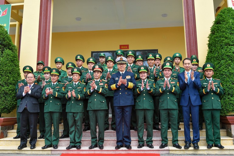 Lãnh đạo Quốc phòng Việt Nam – Trung Quốc thăm Đồn Biên phòng Trà Cổ