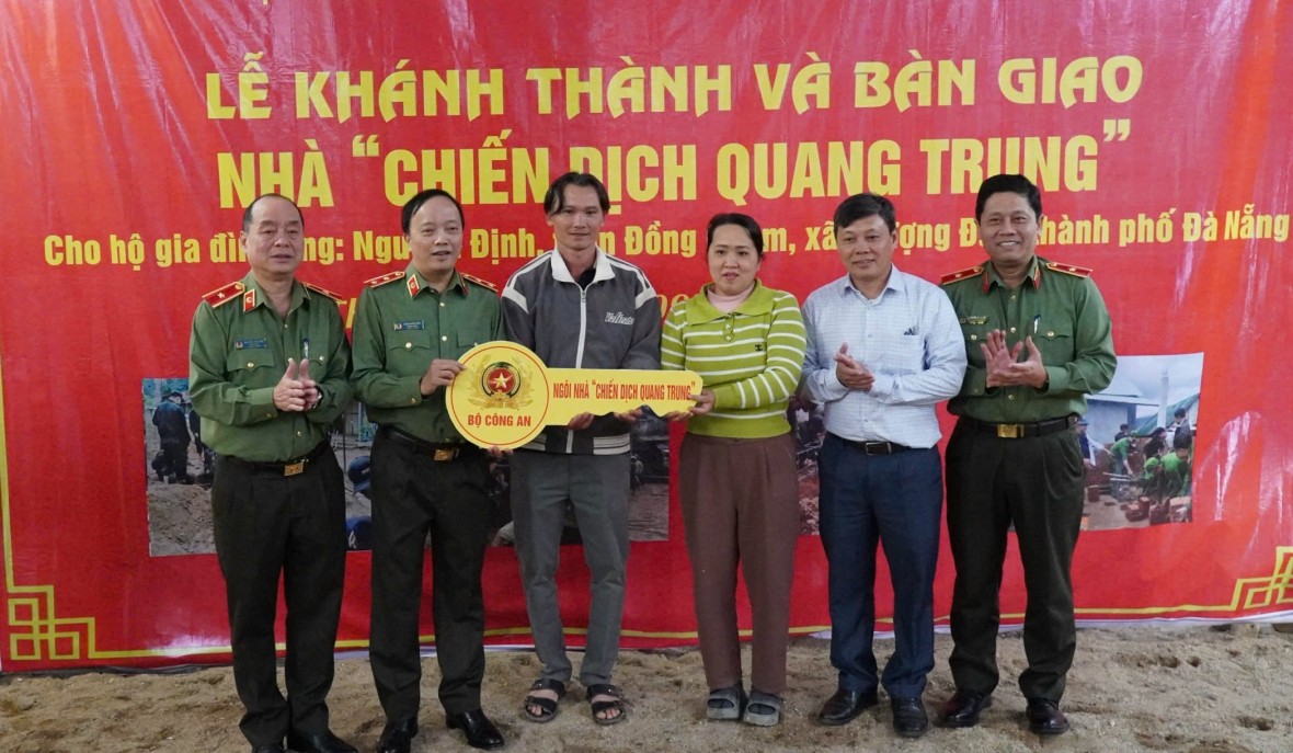 Trao tặng những ngôi nhà tình nghĩa cho nhân dân. Trao tặng những ngôi nhà tình nghĩa cho nhân dân.