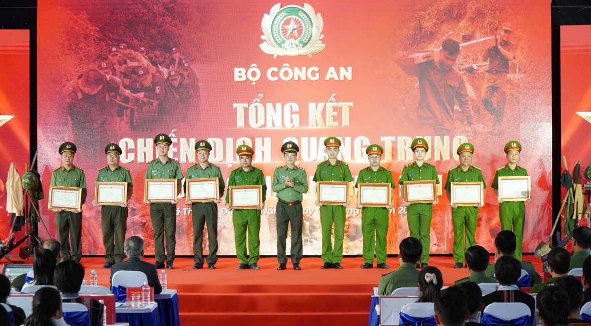 Khen thưởng nhiều cá nhân, tập thể có thành tích xuất sắc trong thực hiện chiến dịch Quang Trung. Khen thưởng nhiều cá nhân, tập thể có thành tích xuất sắc trong thực hiện chiến dịch Quang Trung.