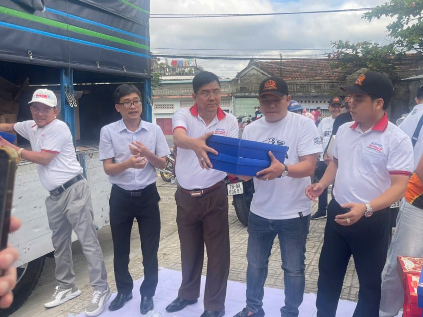 Nhà báo Huỳnh Ngọc Hiếu, Phó Trưởng Văn phòng đại diện TP.HCM Báo Pháp Luật Việt Nam (ở giữa), cùng lãnh đạo địa phương chuẩn bị quà cho bà con. Nhà báo Huỳnh Ngọc Hiếu, Phó Trưởng Văn phòng đại diện TP.HCM Báo Pháp Luật Việt Nam (ở giữa), cùng lãnh đạo địa phương chuẩn bị quà cho bà con.