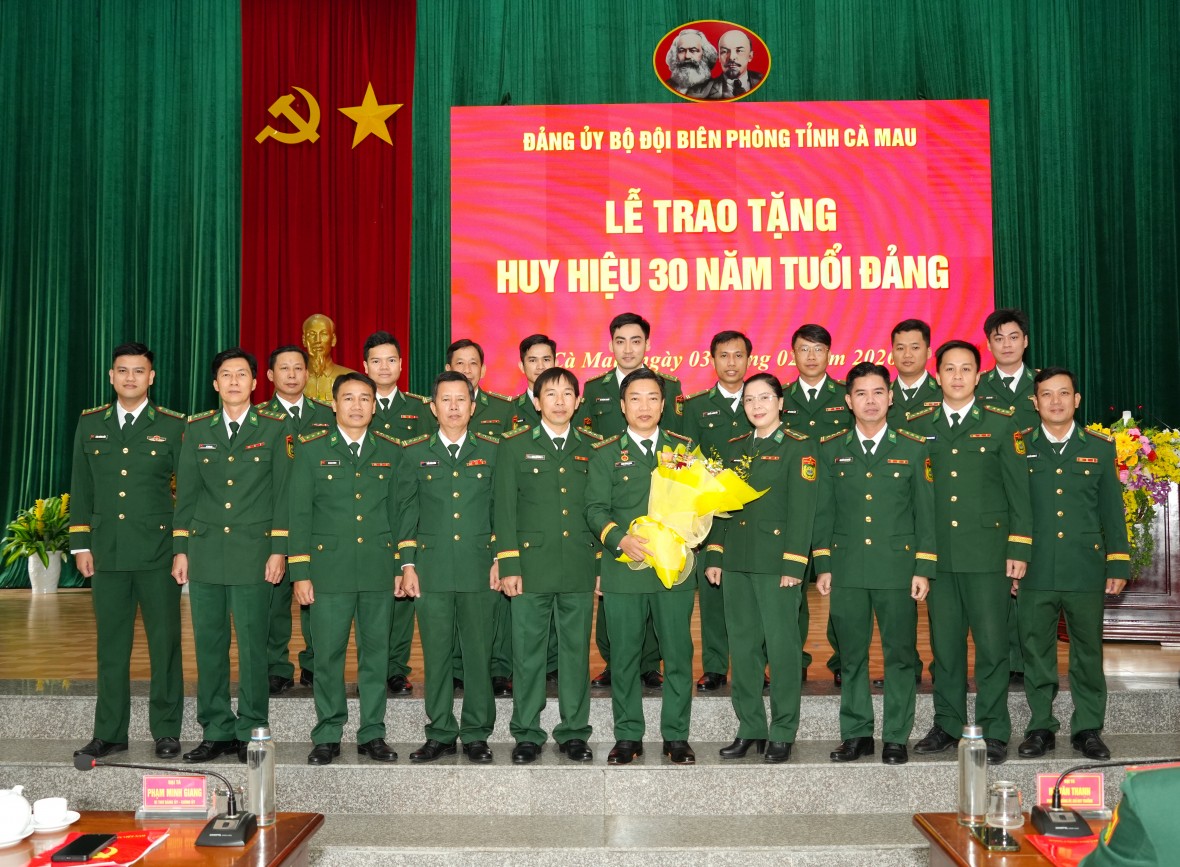 BĐBP Cà Mau trao Huy hiệu 30 năm tuổi Đảng cho Đại tá Phạm Minh Giang