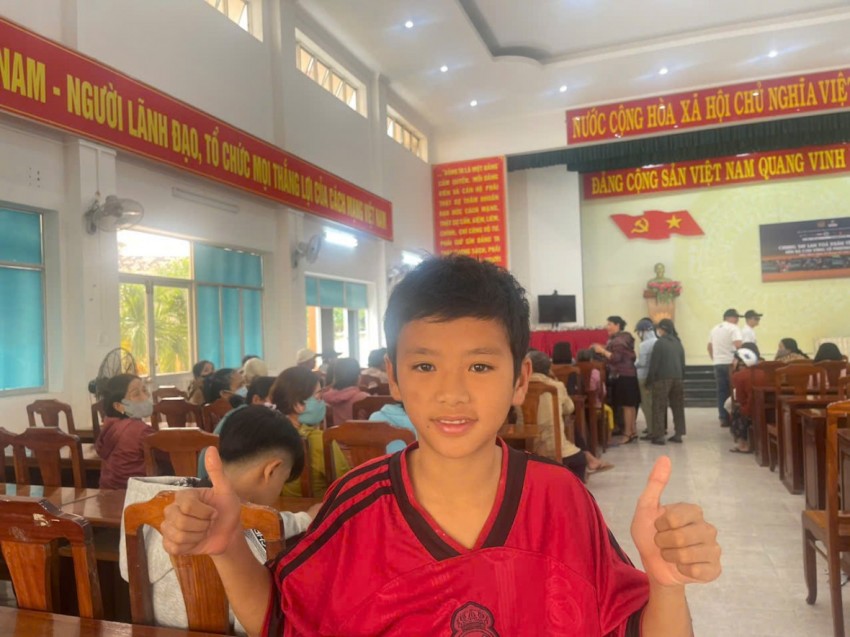 Bé Phong (học sinh lớp 7, Trường THCS Nguyễn Thị Định) không giấu được niềm vui khi được đến nhận phần quà Tết từ chương trình. Nụ cười rạng rỡ và cái giơ tay đầy hào hứng của em như gửi gắm mong ước về một mùa xuân ấm áp, đủ đầy hơn sau những ngày gia đình chịu ảnh hưởng bởi mưa lũ. Bé Phong (học sinh lớp 7, Trường THCS Nguyễn Thị Định) không giấu được niềm vui khi được đến nhận phần quà Tết từ chương trình. Nụ cười rạng rỡ và cái giơ tay đầy hào hứng của em như gửi gắm mong ước về một mùa xuân ấm áp, đủ đầy hơn sau những ngày gia đình chịu ảnh hưởng bởi mưa lũ.