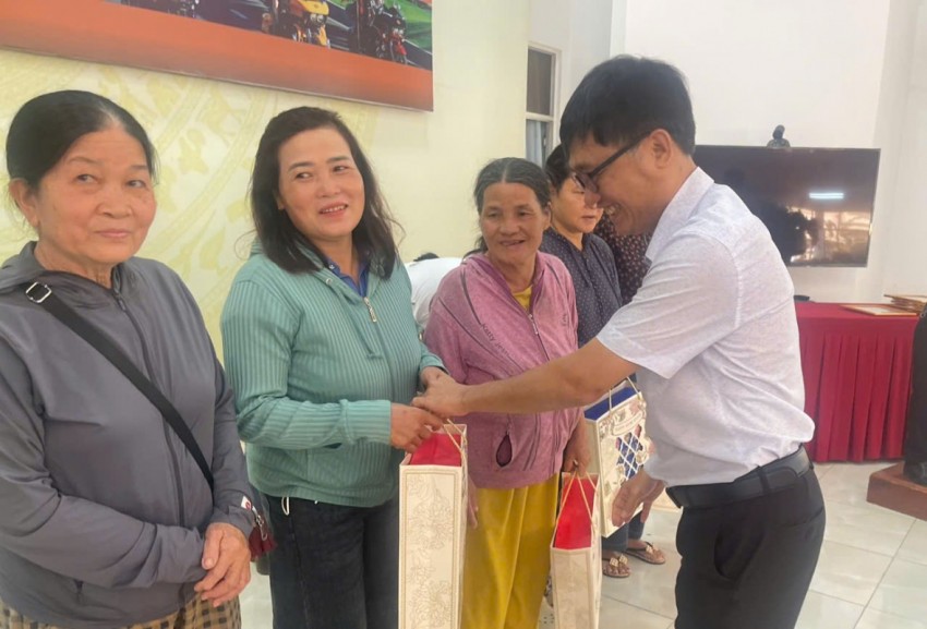 Không khí ấm áp, vui tươi hiện rõ trên gương mặt bà con khi đón nhận những phần quà Tết của chương trình. Mỗi phần quà được lãnh đạo địa phương trao tận tay, gửi gắm sự quan tâm, sẻ chia và động viên kịp thời, góp phần mang đến niềm vui và động lực để bà con đón Tết thêm đủ đầy, ấm áp. Không khí ấm áp, vui tươi hiện rõ trên gương mặt bà con khi đón nhận những phần quà Tết của chương trình. Mỗi phần quà được lãnh đạo địa phương trao tận tay, gửi gắm sự quan tâm, sẻ chia và động viên kịp thời, góp phần mang đến niềm vui và động lực để bà con đón Tết thêm đủ đầy, ấm áp.