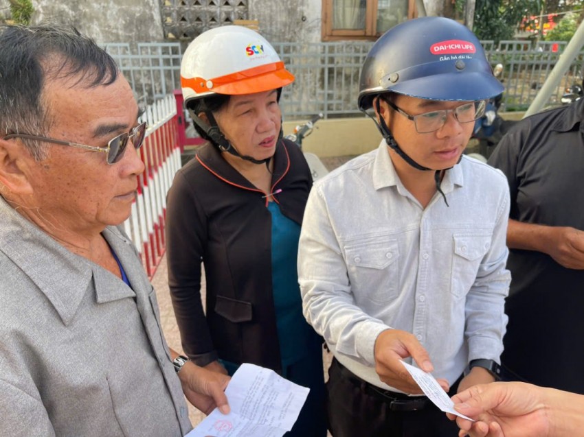 Người dân được chính quyền địa phương và ban tổ chức hướng dẫn nhận quà Tết một cách trật tự, chu đáo. Người dân được chính quyền địa phương và ban tổ chức hướng dẫn nhận quà Tết một cách trật tự, chu đáo.