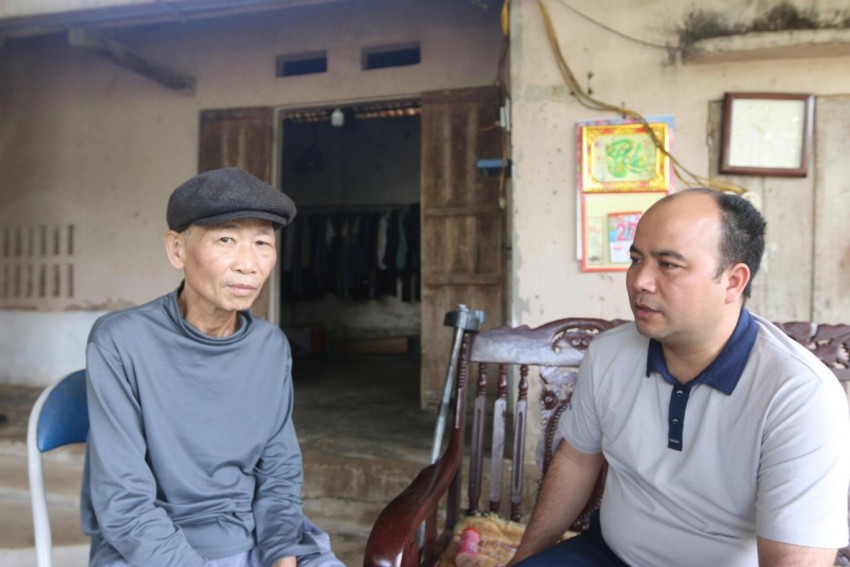 Ông Đinh Hồng Quân, Trưởng thôn 6 - Tiến Xuân, xã Yên Xuân trò chuyện với ông Đinh Văn Tin, người sẽ được tổ bầu cử mang hòm phiếu đến nhà để bầu cử.