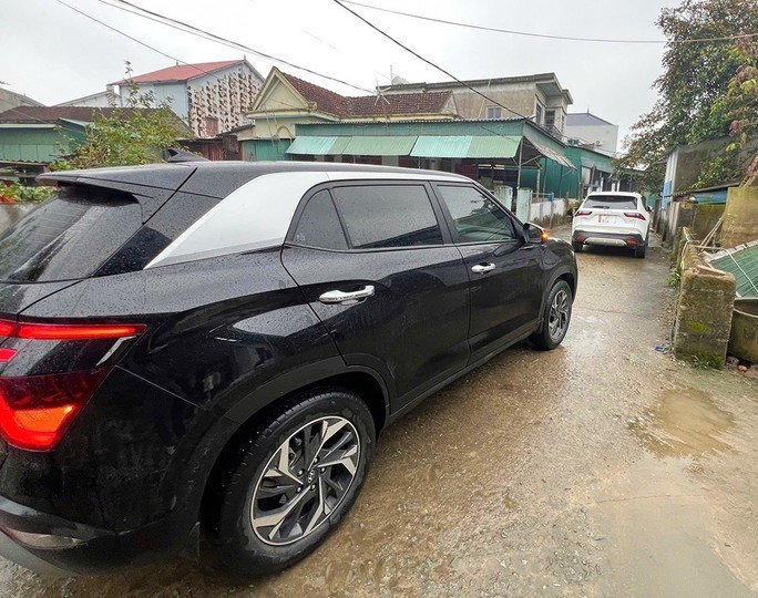 Nguyễn Viết Linh đậu xe chiếm gần hết phần đường.