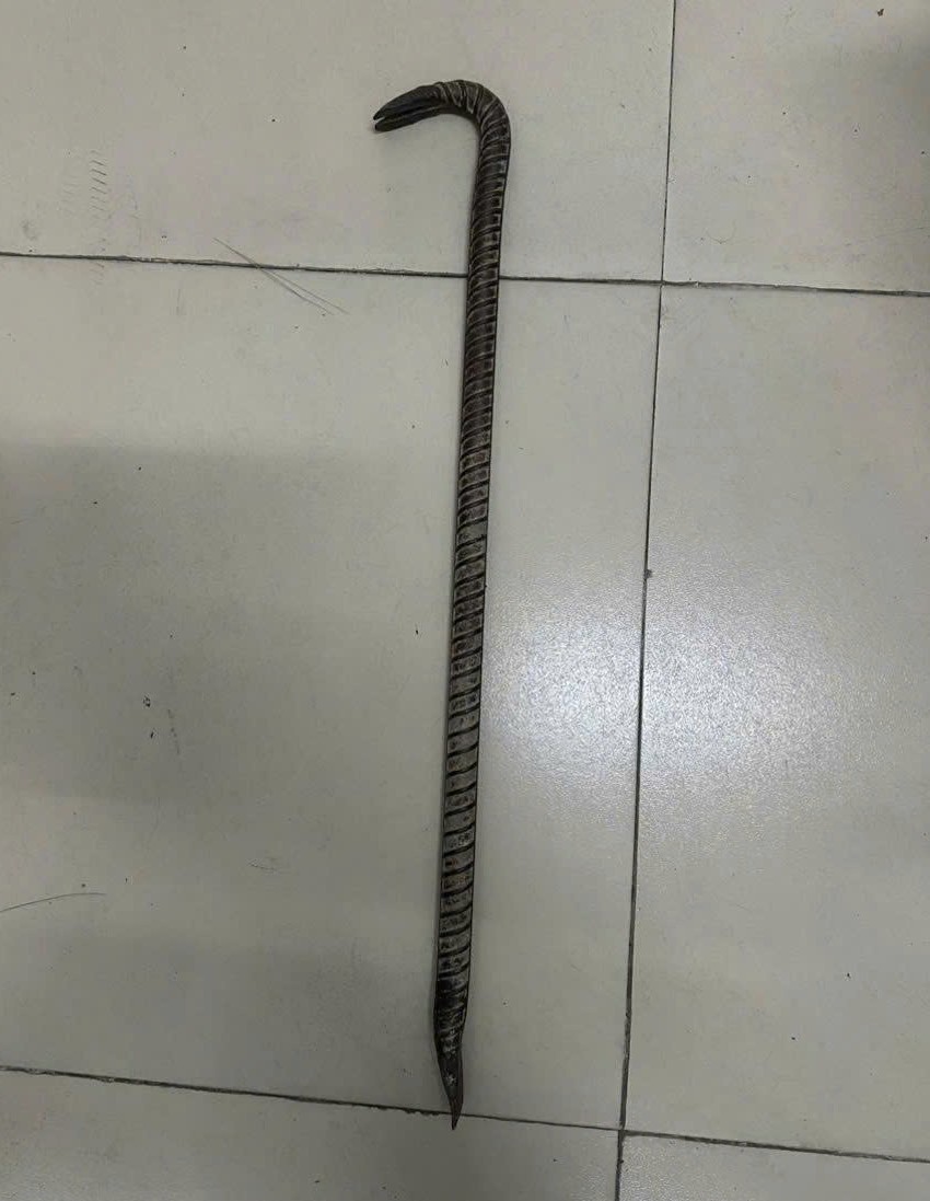 Các đối tượng dùng xà ben để thực hiện hành vi trộm cắp của mình. Các đối tượng dùng xà ben để thực hiện hành vi trộm cắp của mình.