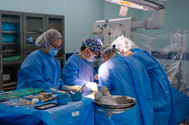 TS.BS Đ&agrave;o Đức Dũng (thứ 2 từ tr&aacute;i sang) đang c&ugrave;ng &ecirc;-k&iacute;p thực hiện ca gh&eacute;p gan