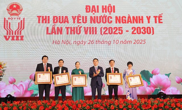 Khoa Kh&aacute;m bệnh v&agrave; Cơ sở 2 Bệnh viện Đại học Y Dược TP. Hồ Ch&iacute; Minh vinh dự được Chủ tịch nước trao tặng Hu&acirc;n chương Lao động hạng III