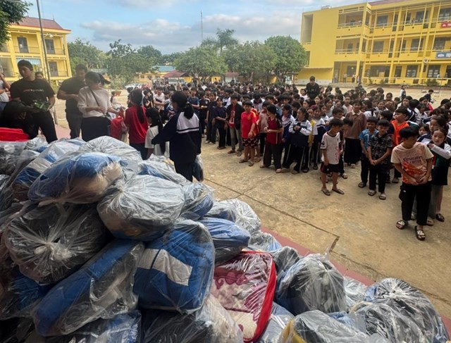 Thắm đượm nghĩa tình với người dân vùng lũ - Ảnh 1