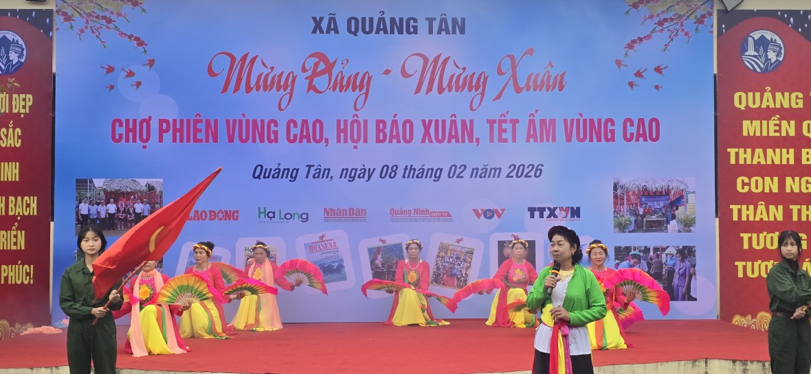 Quảng Ninh: Tưng bừng Hội Báo Xuân tại xã Quảng Tân, trao 650 suất quà Tết cho hộ khó khăn