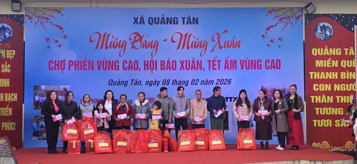 Quảng Ninh: Tưng bừng Hội Báo Xuân tại xã Quảng Tân, trao 650 suất quà Tết cho hộ khó khăn