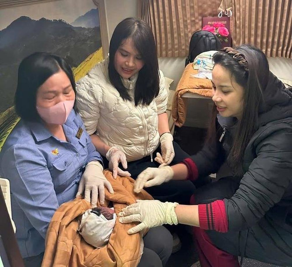 2 nữ hộ sinh hỗ trợ sản phụ sinh nở thành công.