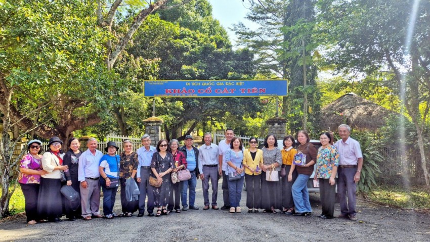 Hội Cựu Giáo chức Cơ quan Bộ GD&ĐT tại TP.HCM bàn giao “Thư viện xanh” và tặng quà cho học sinh tại Đồng Nai