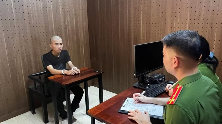 Cơ quan điều tra lấy lời khai đối tượng Hầu A Thắng. Ảnh: Công an tỉnh Lạng Sơn